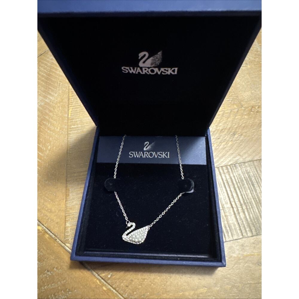 Swarovski ICONIC SWAN Pendant Necklace White, Rhodium Plated With Box